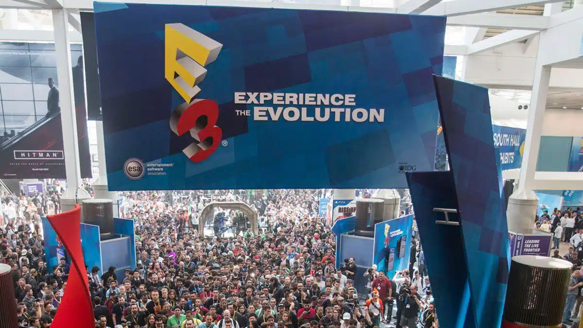 wide-angle view of the e3 crowd in 2017 inside the convention center