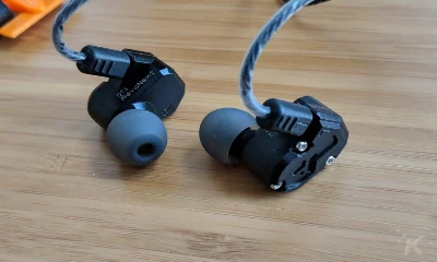 revonext qt3 earbuds with cables installed